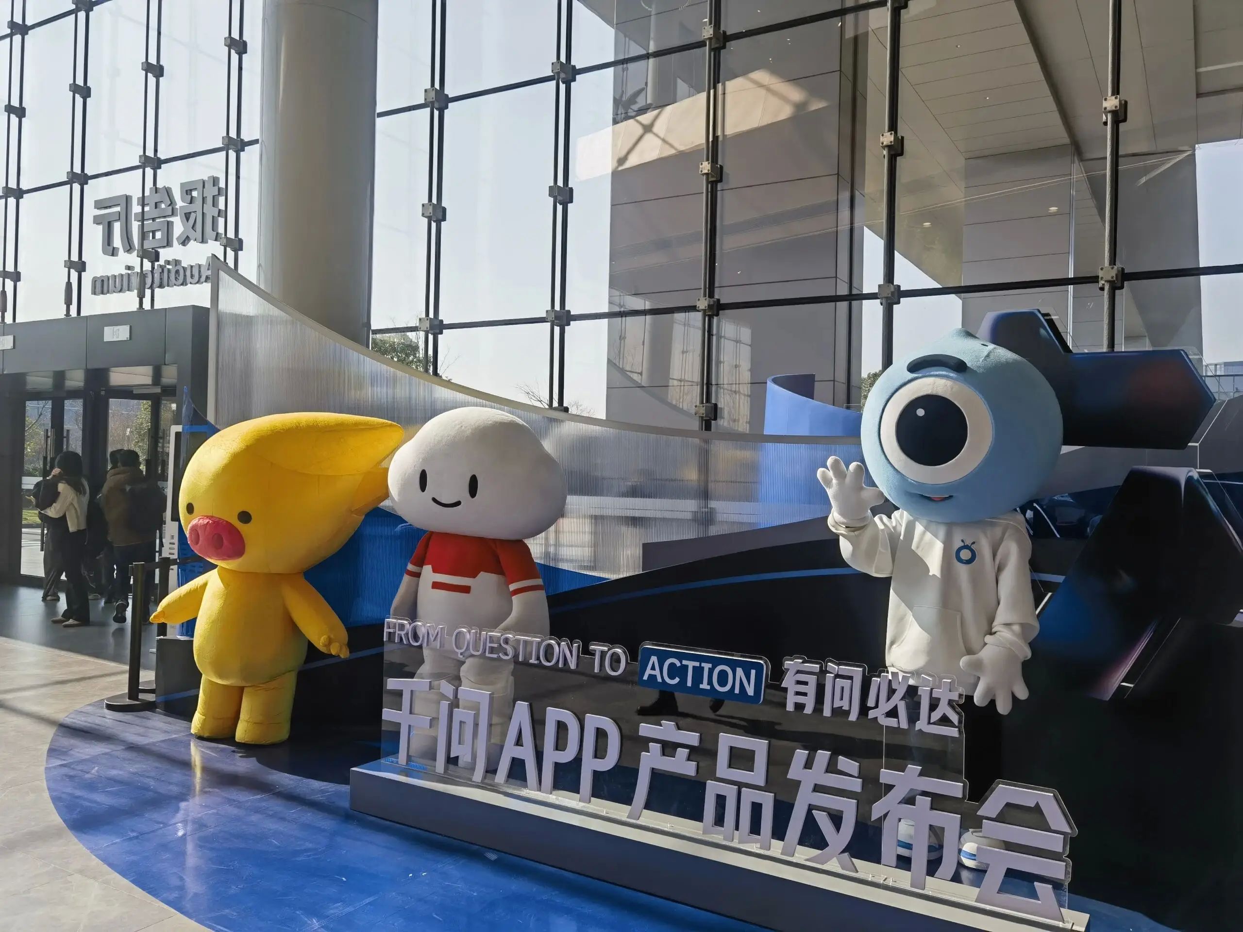 DeepSeekV4引领港股芯片股逆袭，投资新机遇